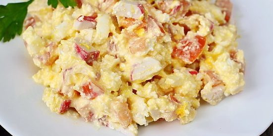 Saláták majonéz nélkül: saláta Tarisznyarák, sajt, paradicsom és tojás