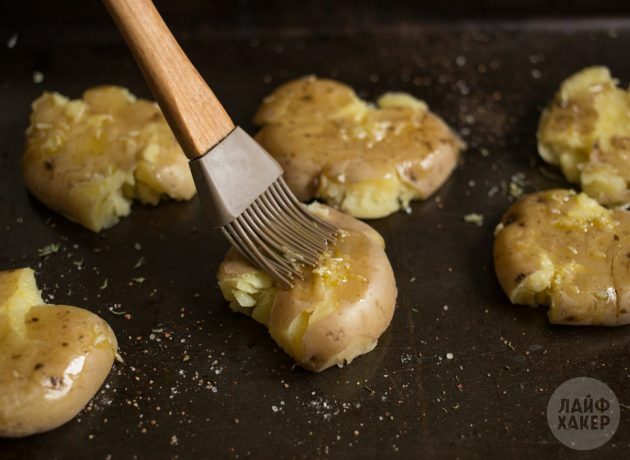Hogyan főzzünk sült burgonyát a sütőben: Mindent megkenünk fokhagymás olajjal