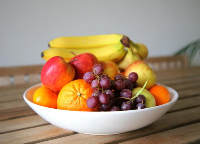 Egy tál gyümölcs a konyhában - egy nagyszerű módja annak, hogy dobjon egy pár kiló