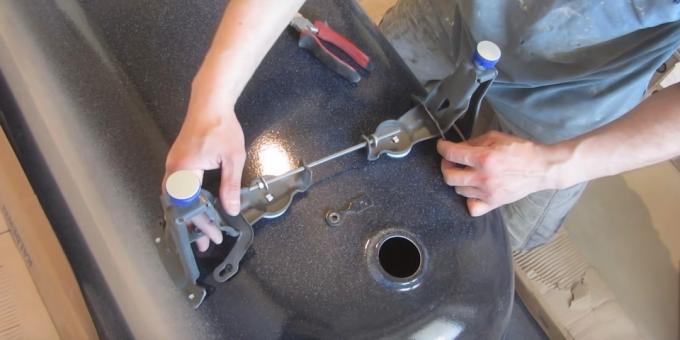 Telepítése fürdő: hogyan kell felszerelni a acélömledék lábak