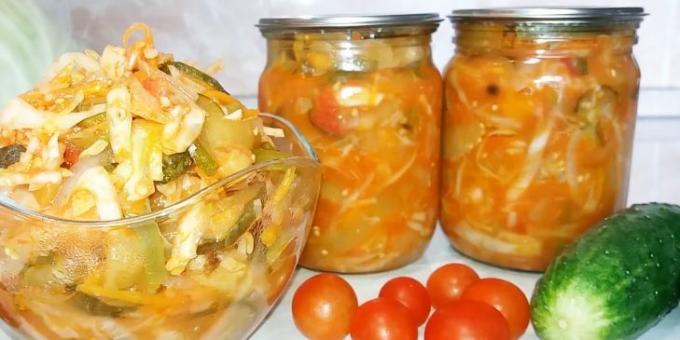 Saláták káposzta a tél: káposztasaláta uborka, padlizsán, paprika és paradicsom