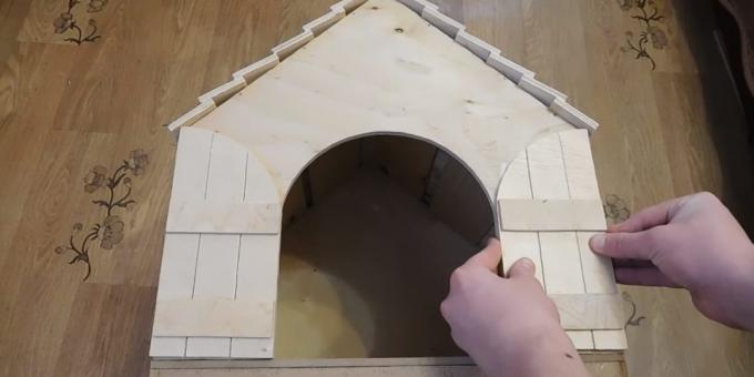 Kis ház egy macska a saját kezével: ragasztó ajtó