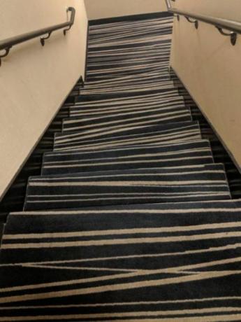 veszélyes szőnyeg a lépcsőn