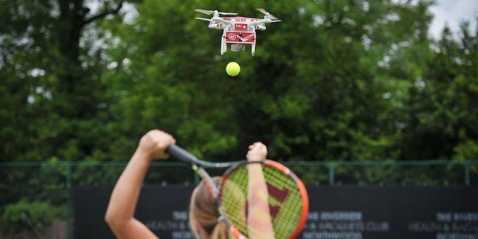 Drone segít teniszezők