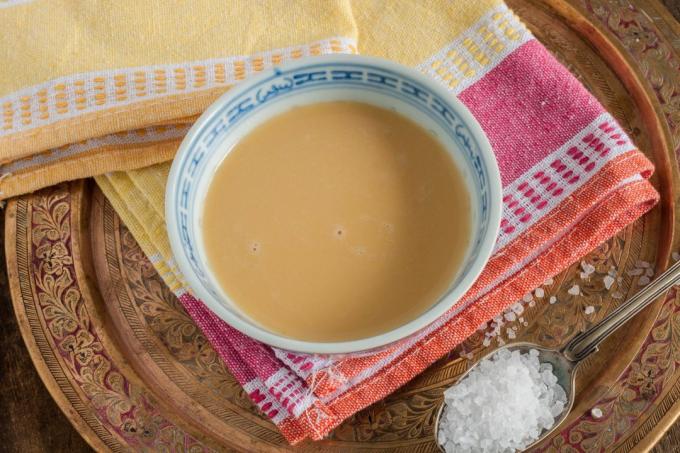 Tibetben erős zöld tea hozzáadjuk a vajat és a sót jak
