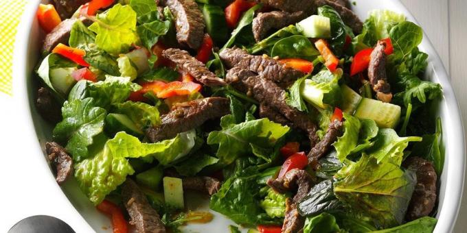 Marhahús ételek: fűszeres saláta marha-és gyógynövények