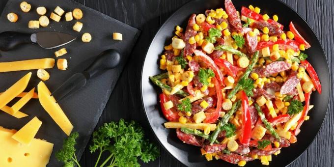 Saláta kolbásszal, kukoricával és paprikával