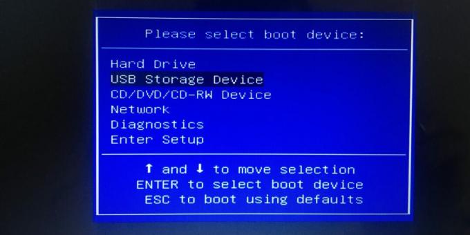 A BIOS USB flash meghajtóról történő indításának beállításához válassza ki az USB tárolóeszköz elemet