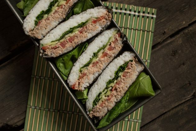 A klasszikus onigirazu sushi szendvicset szójaszósszal vagy anélkül tálalhatjuk