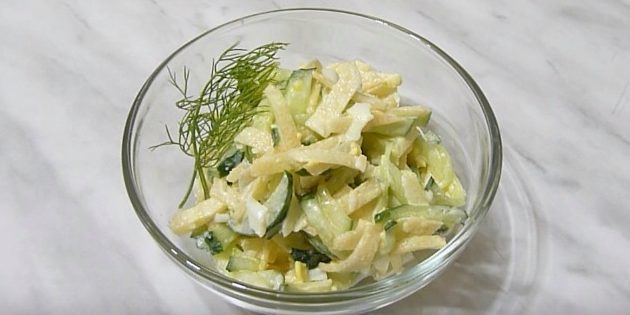 Ételek fehérrépa: Saláta fehérrépa, uborka és tojás