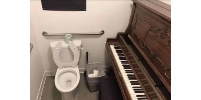 zongora a WC