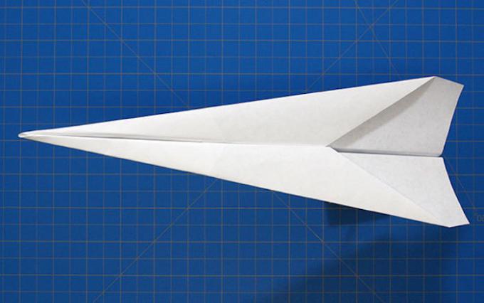 Hogyan készítsünk egy repülőgép papírból