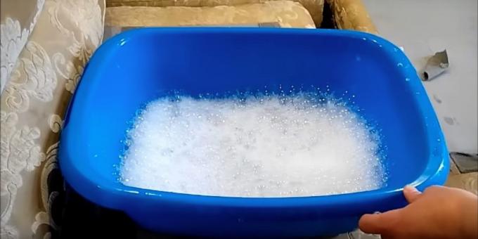 Hogyan tisztítható ülőgarnitúra szappannal vagy mosogatószerrel