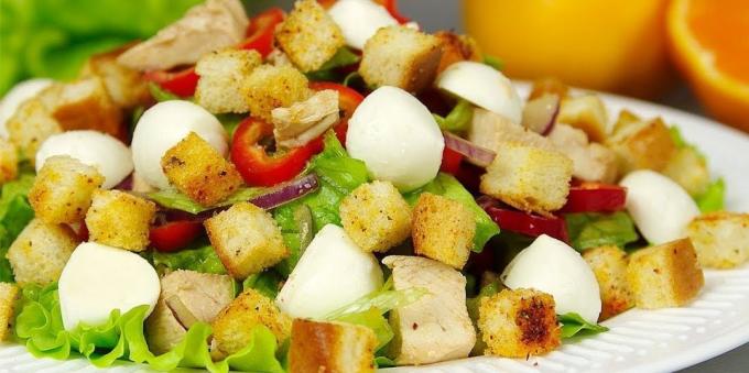 Saláták, majonéz nélkül: Saláta csirke, paprika, mozzarella sajt, keksz és a mandarin mártással