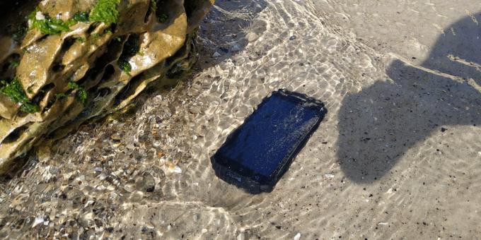Védett okostelefon Poptel P9000 Max: víz alatt