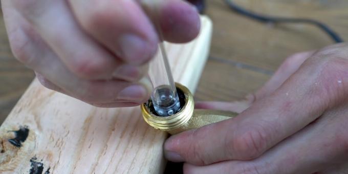 DIY szökőkút készítése: ragasztja a csövet a csaphoz