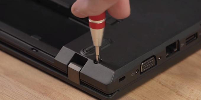 Az SSD csatlakoztatása laptophoz: Helyezze be a hátlapot és az akkumulátort