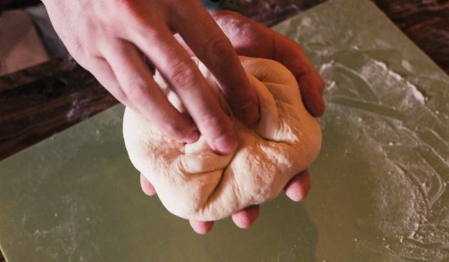 Khinkali burgonyával és spenóttal: gyűjtsük össze a tésztát