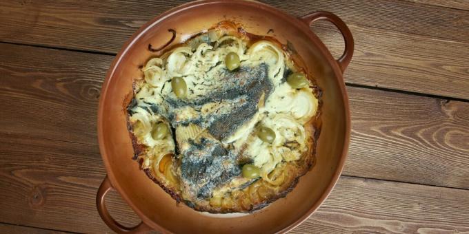 Halat főzni a sütőben: lepényhal hagymával és tejföllel
