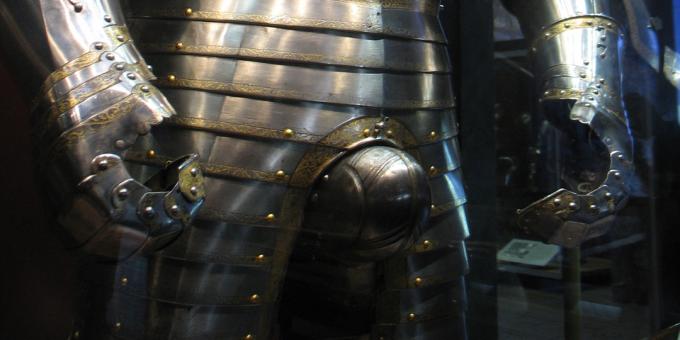 A középkor lovagjai nem viseltek páncélozott mandzsettát nemi szervük védelmében.