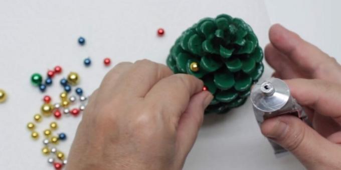 hogyan készítsen karácsonyfát a saját kezével: adjon hozzá gyöngyöket
