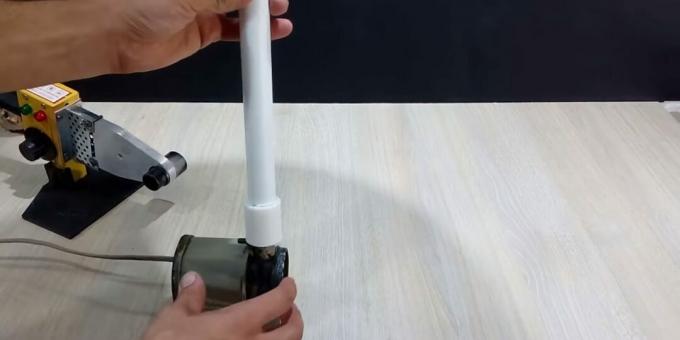Hogyan készítsünk saját kezű szökőkutat: csatlakoztasson egy csövet egy szivattyúhoz