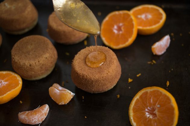 Csepegtesse a szirupot a mandarin muffinokra