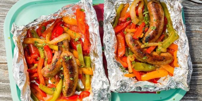 Receptek a grill: kolbász paprika fóliában
