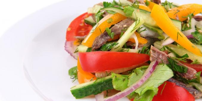 Saláta uborka, paradicsom és marhahús hagyma, fokhagyma és gyógynövények