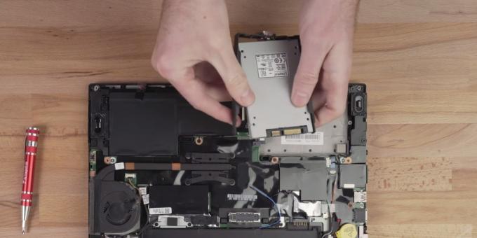 Az SSD csatlakoztatása egy laptophoz: Helyezze a tartókat egy új meghajtóra