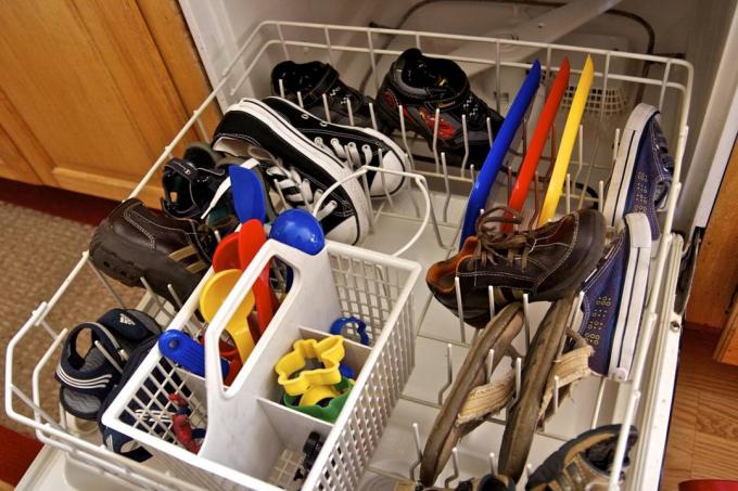 Hogyan kell használni a mosogatógépet: mosás cipő
