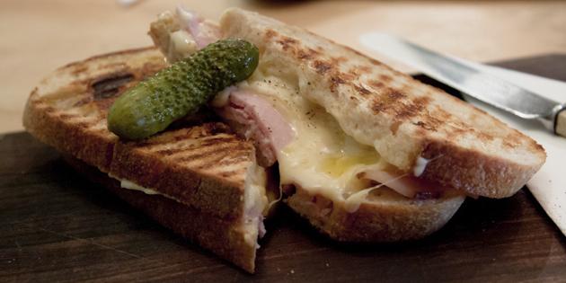 Receptek gyors ételeket: szendvicsek, francia „croque monsieur”