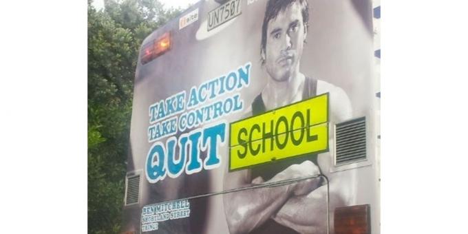 Felirat egy iskolabusz