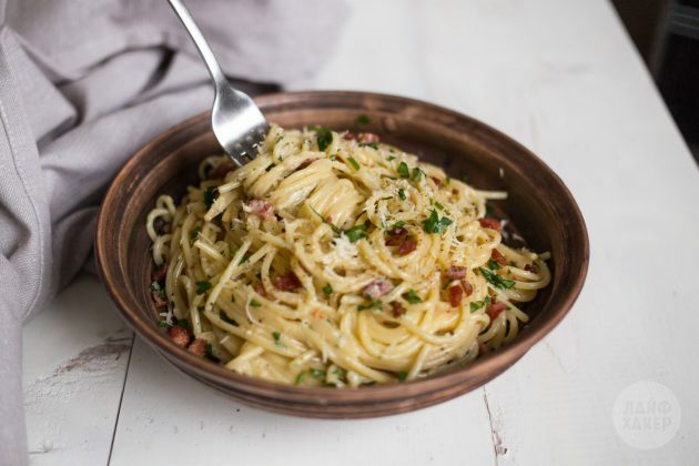 Azonnal tálaljuk a carbonara pasztát