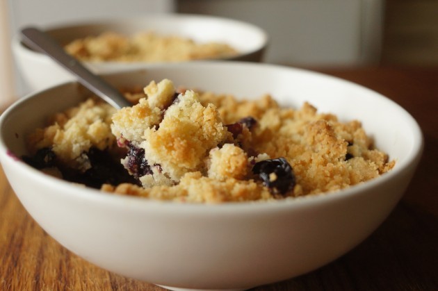 recept barack crumble áfonyával