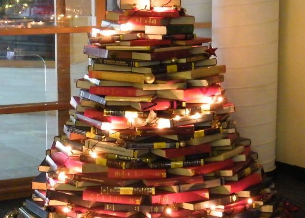 Hogyan lehet díszíteni a házat az új év: Karácsonyfa a könyvek