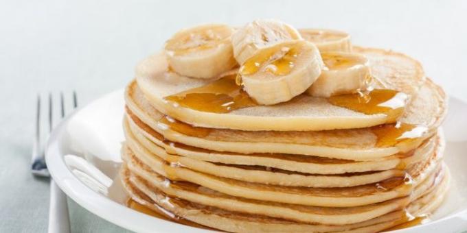Mit főzzön reggeli: amerikai palacsinta mézzel és a banán