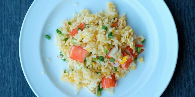Sült rizs rákrudakkal és tojással