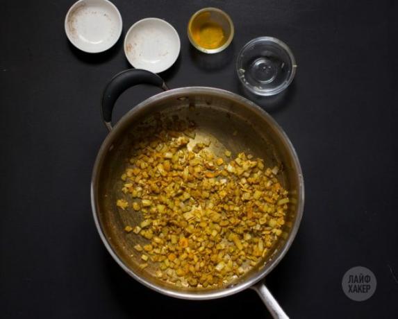 Csirke curry ananásszal: várja meg az ízt
