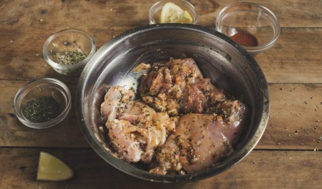 Gyros csirkével és joghurtos szósszal: hagyja a húst legalább fél órán át pácolni a hűtőszekrényben