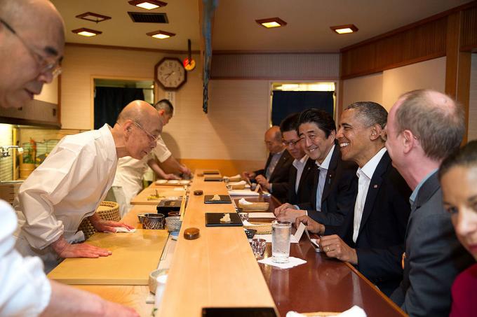 Jiro Ono és Barack Obama. By The White House Washington, DC - P042314PS-0082, Public Domain, https://commons.wikimedia.org/w/index.php? curid = 34426375