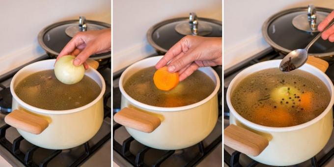 Főzni csirke leves: húsleves, adjuk hozzá a sárgarépát, hagymát és a paprikát