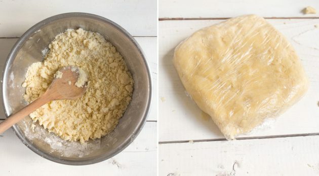 Omlós tészta keksz bogyókkal és gyümölcsökkel: tekerjük a tésztát fóliával és tegyük hűtőbe egy órára
