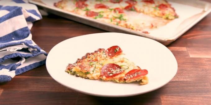 Cukkini pizza paradicsomszósszal, sajt és kolbász a sütőben