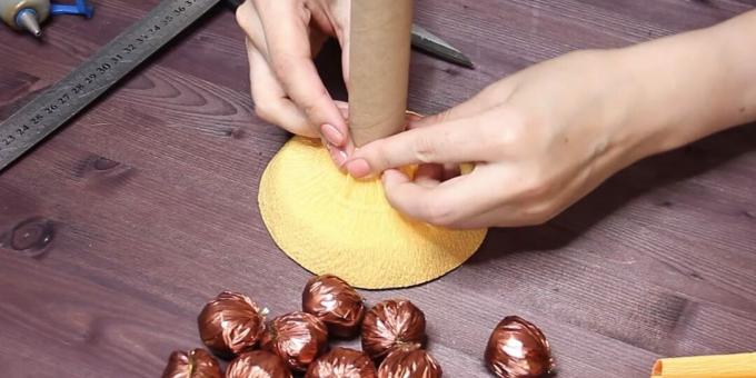 Hogyan készítsünk egy csokor édességet saját kezűleg: ragasszuk be az üres részt