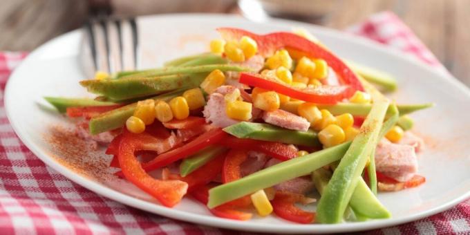 Saláta sonkával, kukoricával és édes paprikával