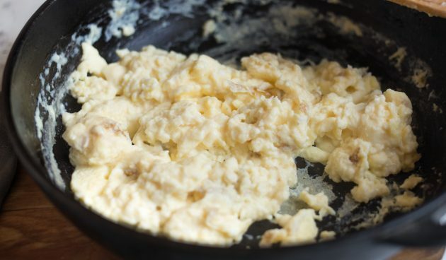 Quesadillák sajttal, omlóssal, mustárral és sült tojással: Készítsen sült tojást