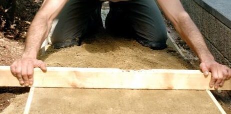 Hogyan készítsünk egy kerti út: terjeszteni a homokban