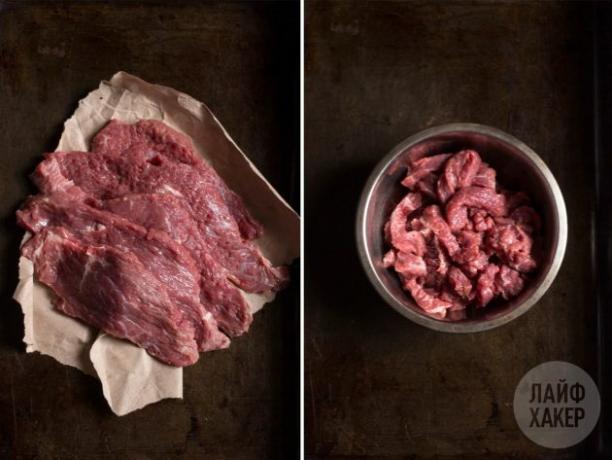 A marhahús tészta elkészítése paradicsomkrém szószban: Vágjuk a marhahúst 2–2½ cm-es szeletekre, és verjük fel