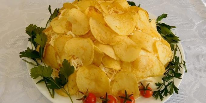 Puff saláta és a chips, rák rudak, sajt és paradicsom